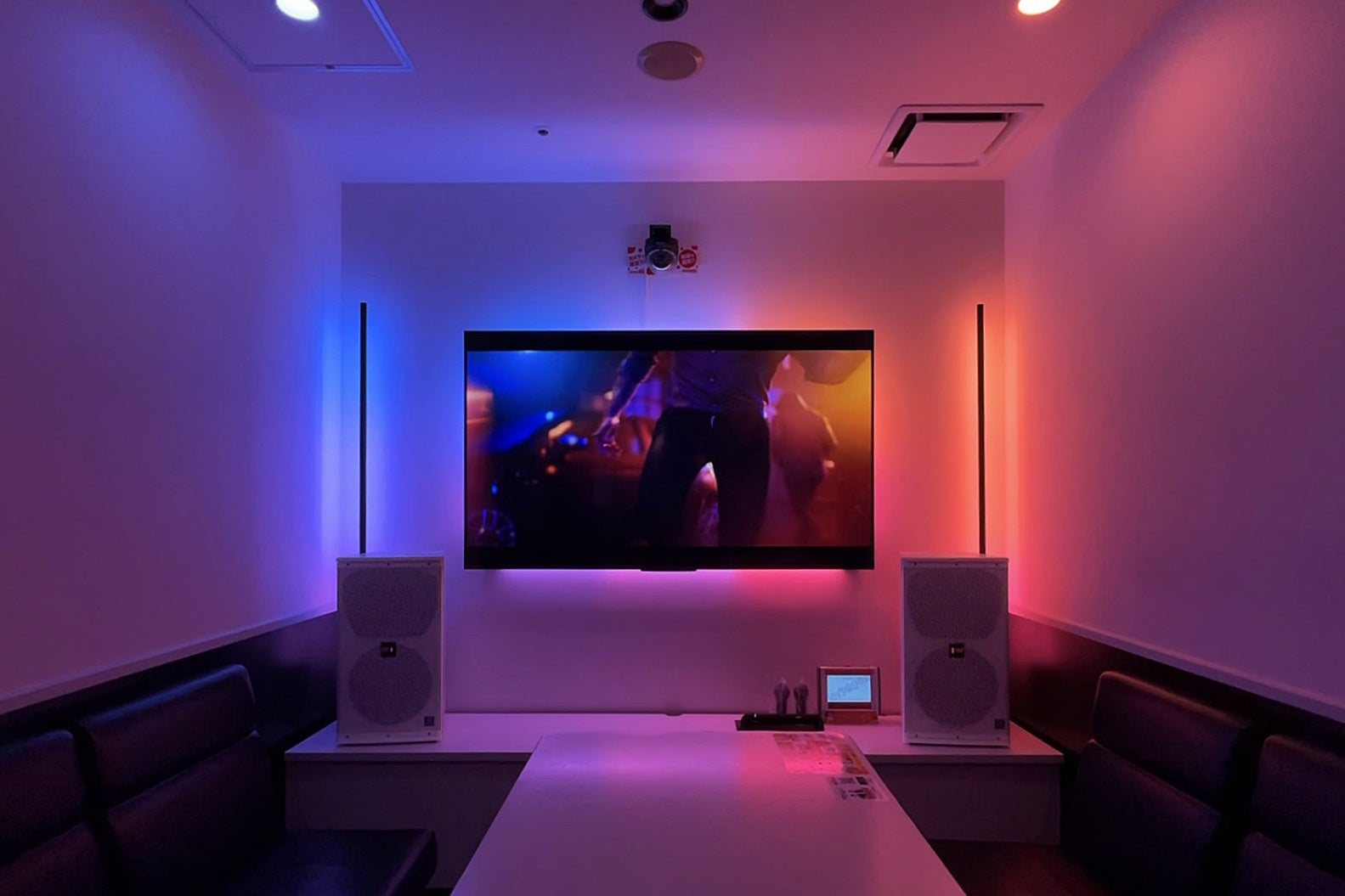 シグニファイ、Philips Hueの映像シンクロが体験できる「スーパー没入ルーム」をJOYSOUND渋谷南口駅前店・品川港南口店に展開