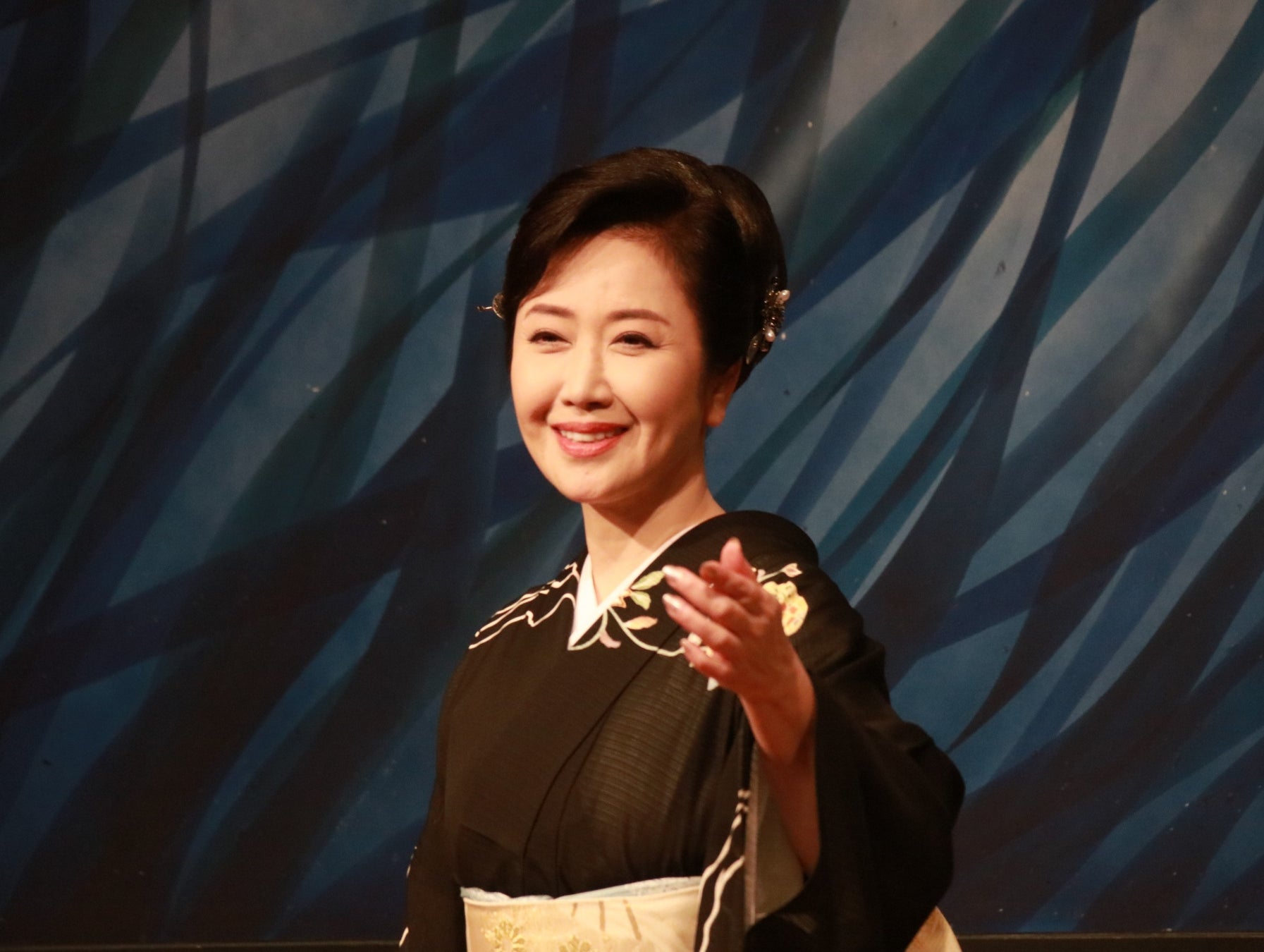 伝説のヒップホップグループ
「NITRO MICROPHONE UNDERGROUND」
ジャケットデザインにコラージュアーティスト 河村康輔を
起用した12年ぶりのフルアルバム「SE7EN」の
CD付きTシャツを数量限定発売!