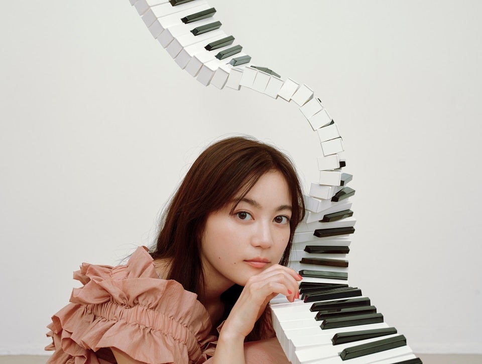 生田絵梨花が自作曲を引っ提げピアノを相棒にソロデビュー！4月10日に1stEP「capriccioso」リリース！