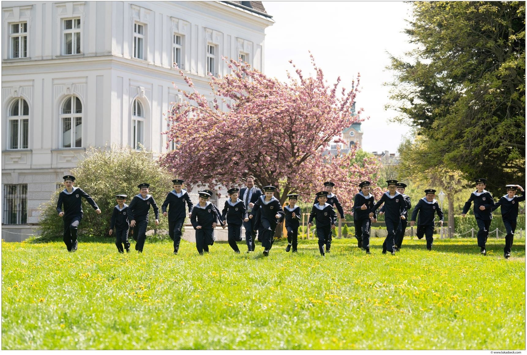 シリーズ累計50万部突破! ヒューマンミステリーの金字塔、シリーズ最新刊『彷徨う者たち』本日発売!