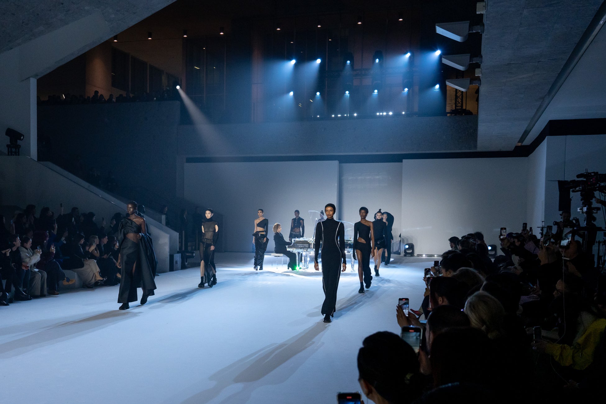 YOSHIKIが手掛ける仏ファッションブランド『MAISON YOSHIKI PARIS』　ミラノコレクションでのデビューショーに　米VOGUEなど世界各国のメディアから絶賛の声続々