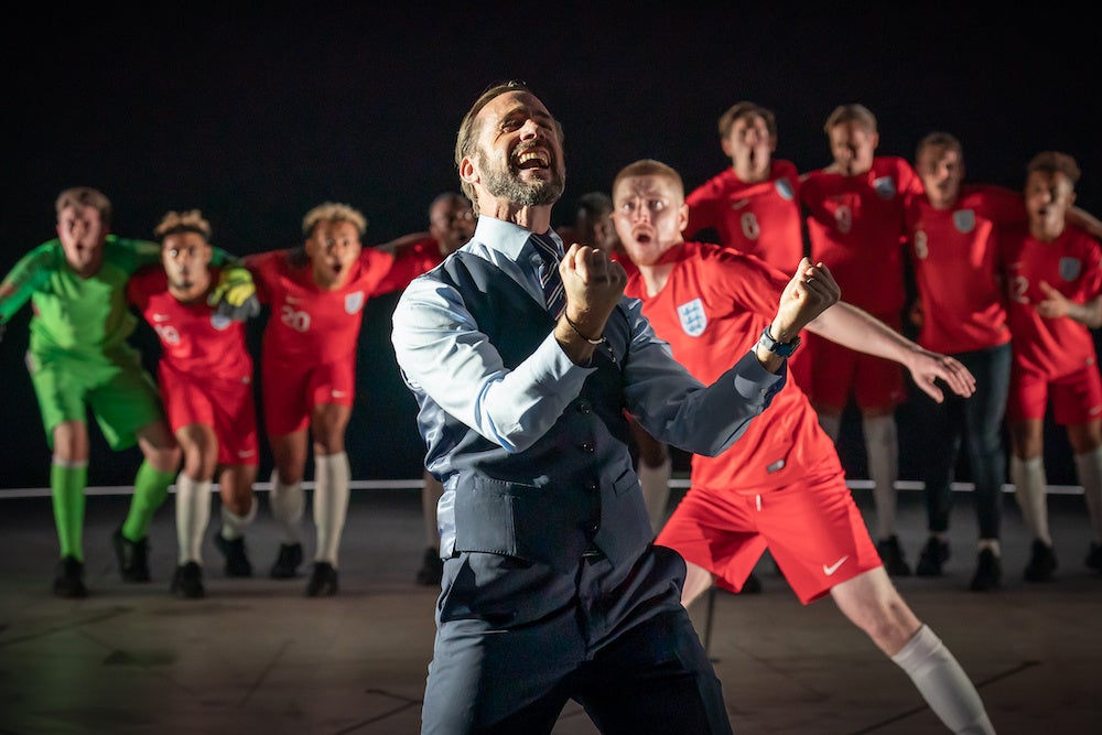 イギリス発！興奮・感動のサッカー演劇が日本劇場公開に！ナショナル・シアター・ライブ（NTLive）『ディア・イングランド』にサッカー＆演劇業界の著名者から推薦コメントが到着しました