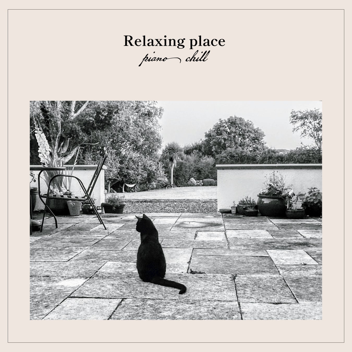 心が穏やかな調べに溶け込む！日常の幸せをピアノで奏でる癒しのアーティスト「クラッシームーン」による最新アルバム『Relaxing place-piano chill-』。