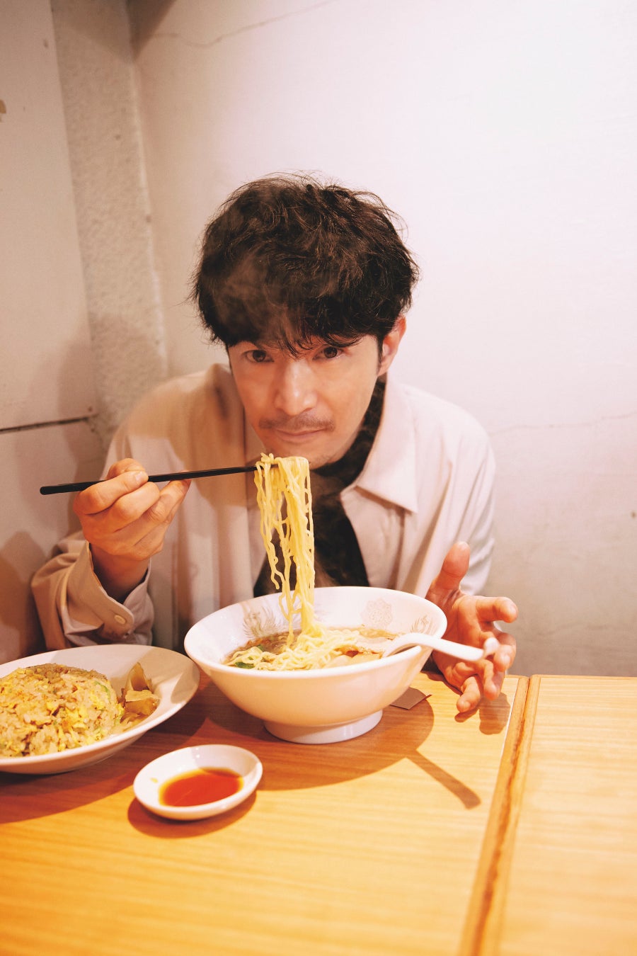 ⼭崎まさよし＆酒井⼤成W主演『三ツ⽮先⽣の計画的な餌付け。』“美味しい料理”に微笑み溢れる、キービジュアルが解禁！