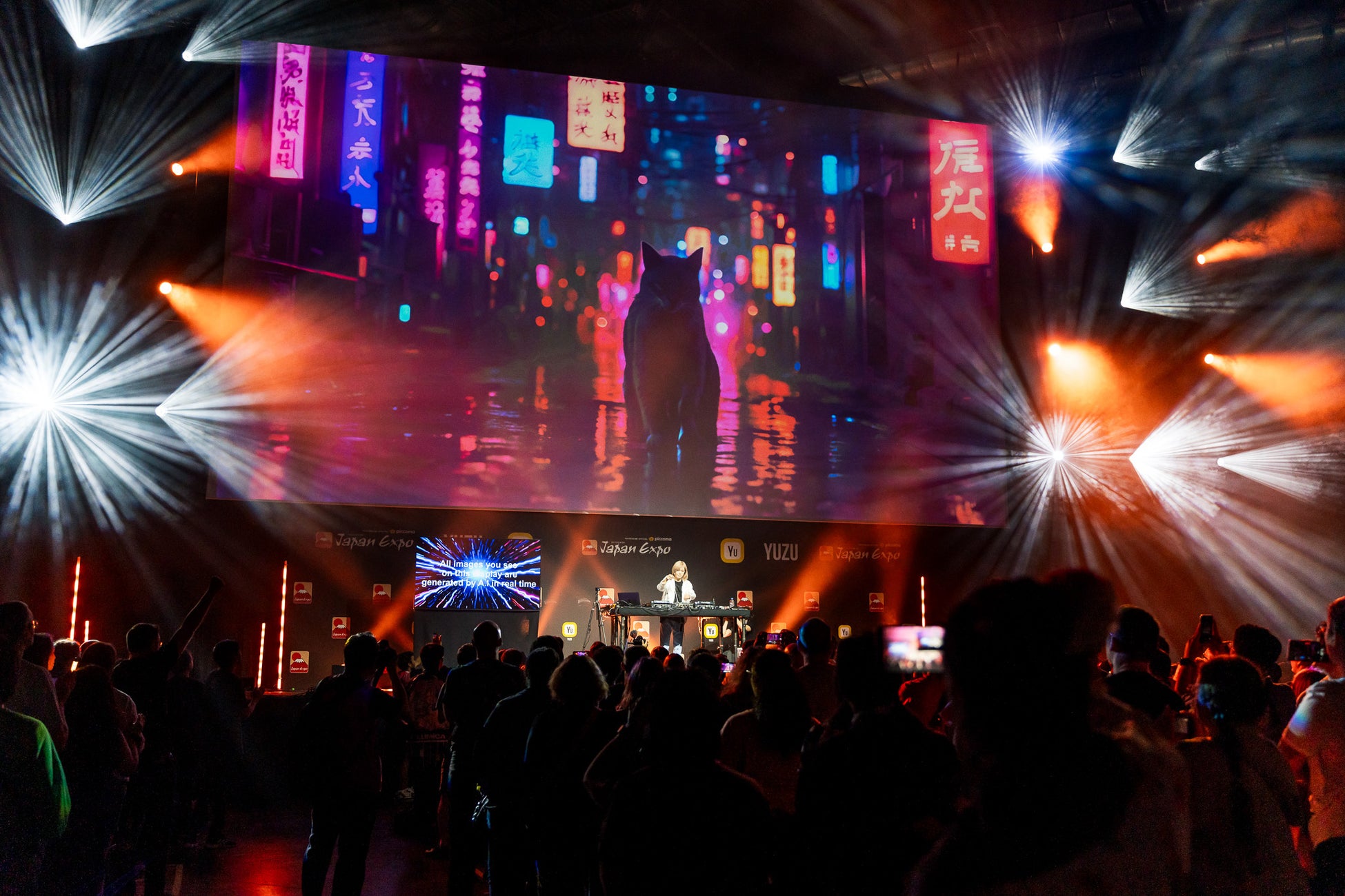 小室哲哉Japan Expo Paris「名誉ゲスト」として招聘AI×LIVEによる世界初のパフォーマンスで魅了！「Get Wild」など、3,000人の大合唱