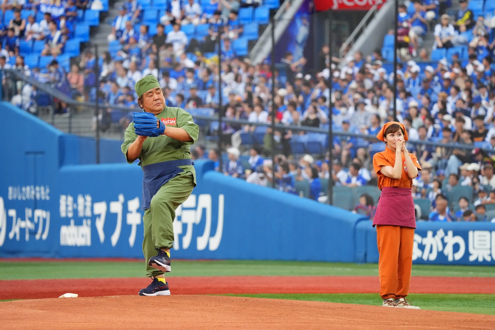 石塚英彦さんが100点始球式「選手からの“まいう～”に感謝」　にしおかすみこさんも応援に駆けつけ「大先輩ですが、よくやった！」
