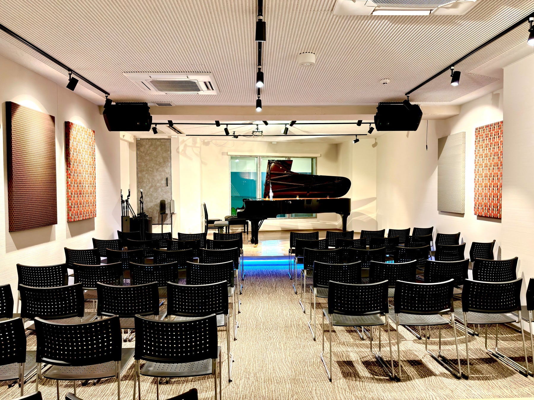 フルコンサートピアノ「YAMAHA CF3」常設のイベントホールを半額でご利用【オープニングキャンペーン開催】｜駅前ピアノベースオントップ上野店の1Fにイベントホールが誕生