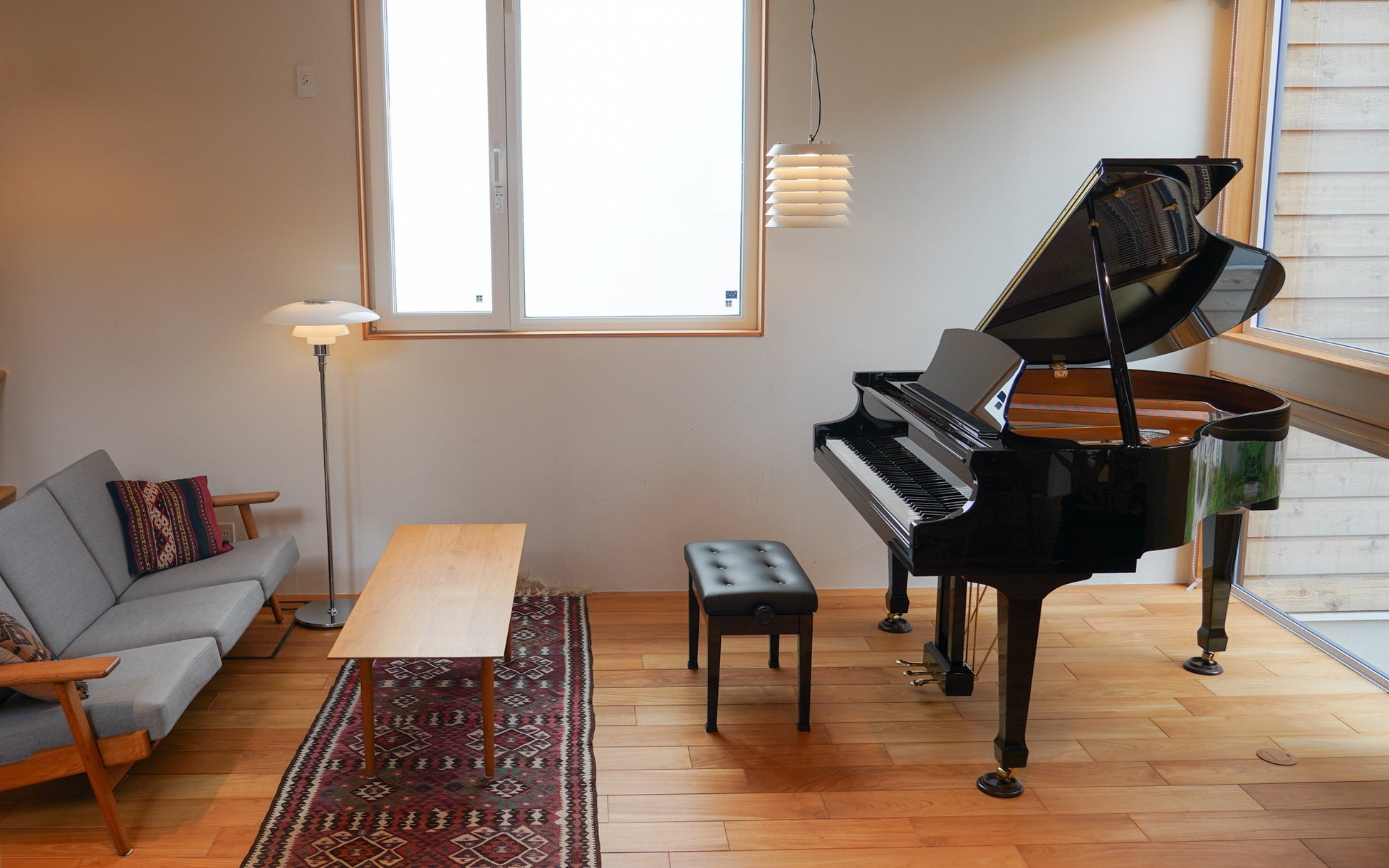 奥行わずか145cmのコンパクトグランドピアノ、PRAMBERGER（プレンバーガー）『LG145』を2024年8月1日に発売。