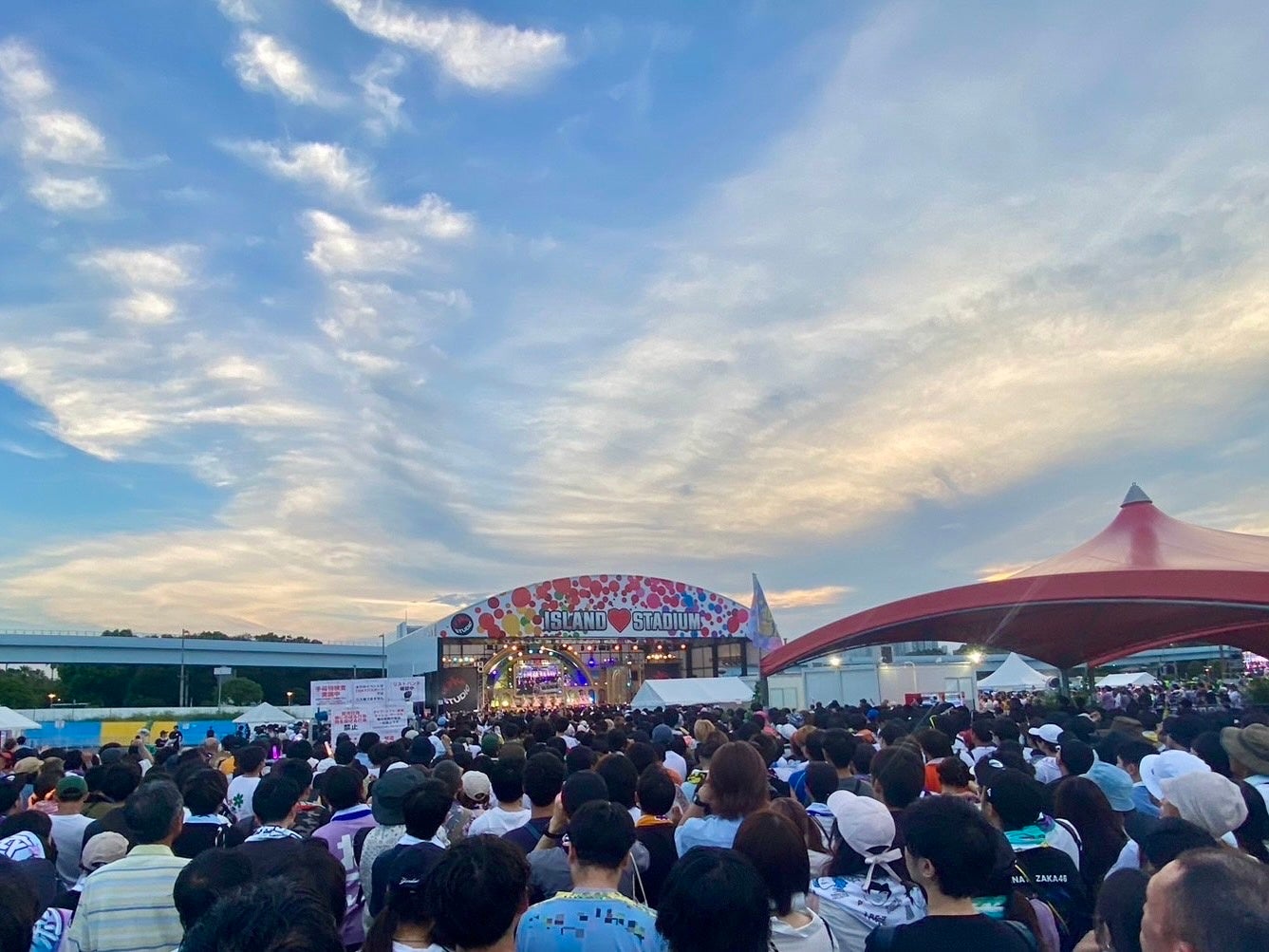 指原莉乃プロデュース「≒JOY」。　TOKYO IDOL FESTIVAL 2024にて、野外メインステージ「HOT　STAGE」に登場し、熱気あふれるライブパフォーマンスを披露！