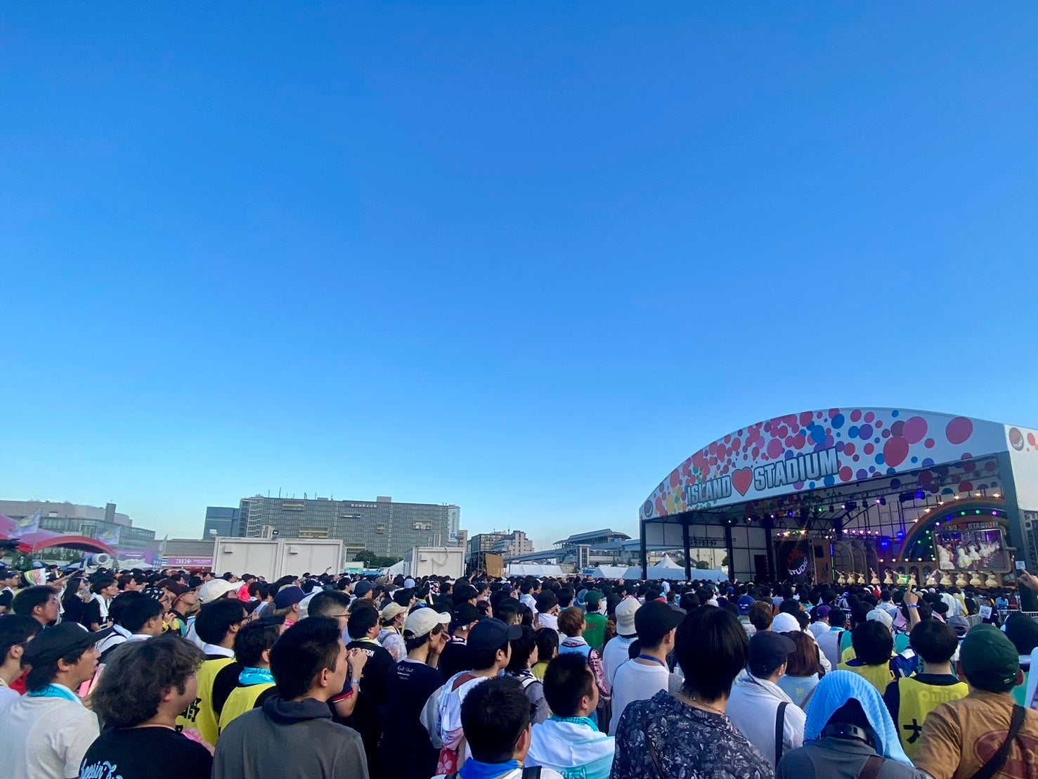 指原莉乃プロデュース「≒JOY」。　TOKYO IDOL FESTIVAL 2024にて、野外メインステージ「HOT　STAGE」に登場し、熱気あふれるライブパフォーマンスを披露！