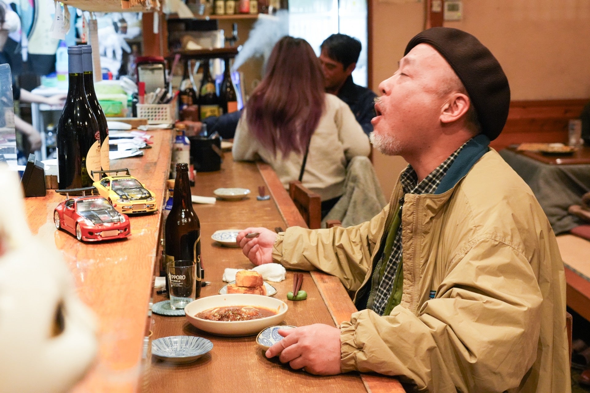 マキタスポーツが❝さま酔う❞　雨の降る夕暮れ時 鶴川駅から歩いて35分の心も身体が暖まる「ロビンソン酒場」へ