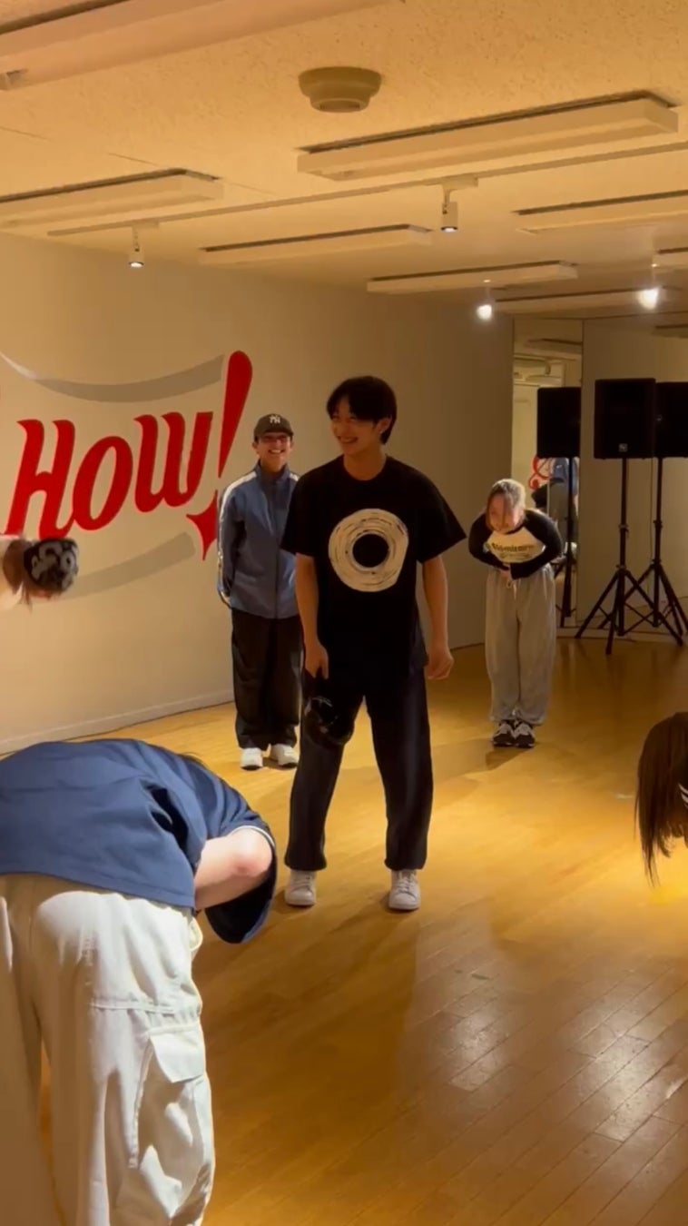 お買い物中におトクな情報を見つけられる「ファミペイのおトク発見!」がリニューアル!大人気ショートアニメ動画シリーズ「遠井さん」がFamilyMartVisionに登場!