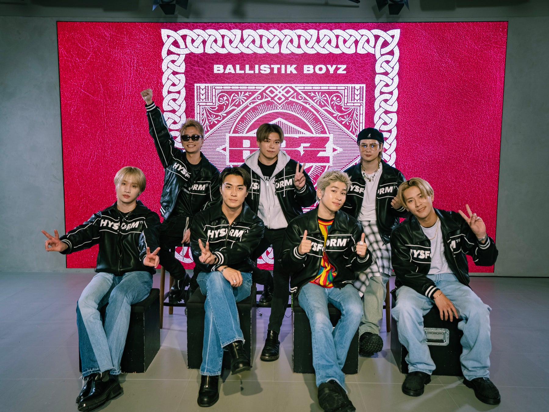 日向坂46・佐々木久美1st写真集『めくる日々』先行カット第10弾 思い出の衣装とともに並ぶ、美しいワンピース姿を公開