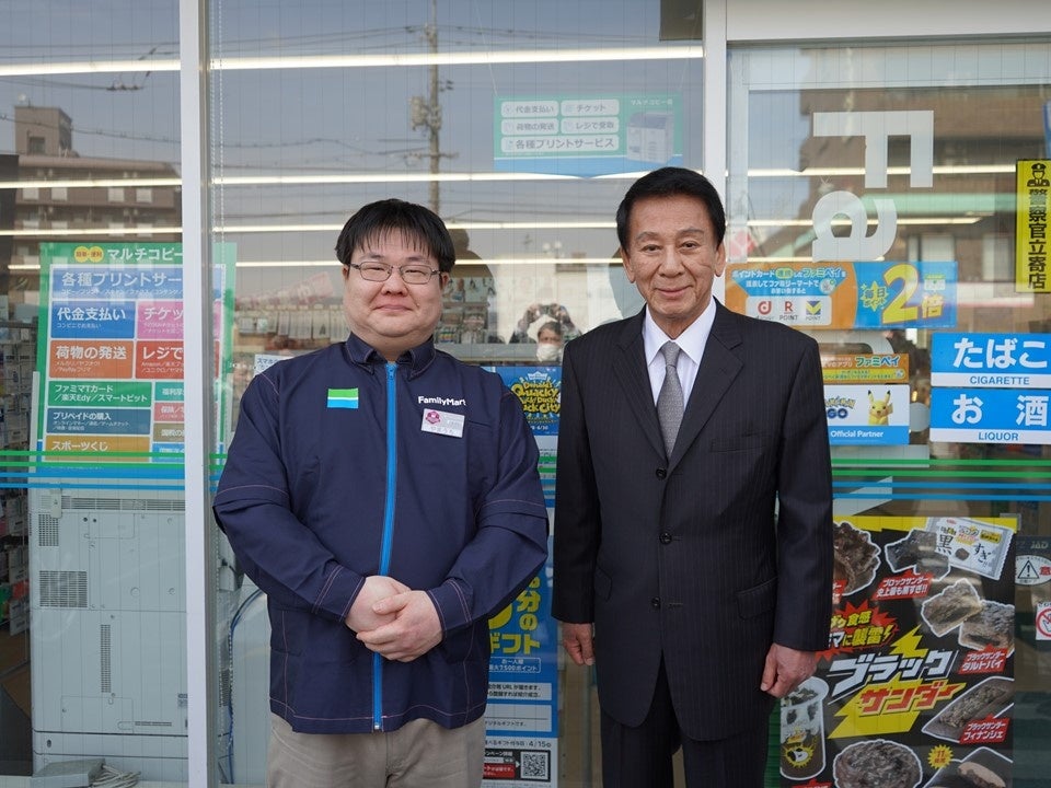 夏吉ゆうこ初の写真集から、お酒を嗜む新たな先行カットが解禁!