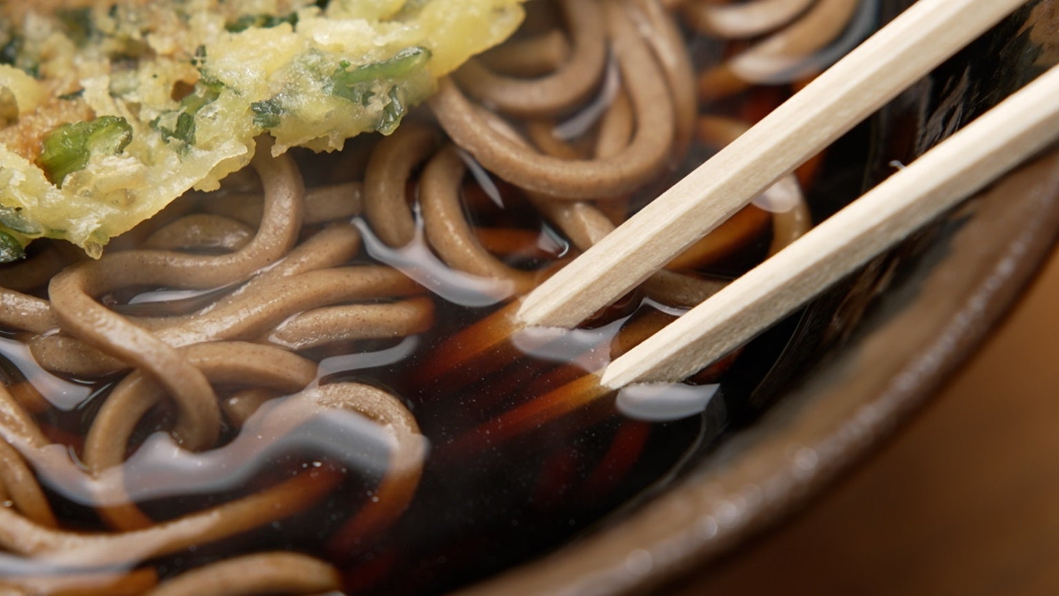 【第1話無料公開】7年前に娘が失踪した辛い過去をもつ捜査官エヴァが事件解決に挑むスウェーデン発犯罪ミステリー『捜査官エヴァ　孤独の森』第1話をYouTubeで期間限定無料公開！