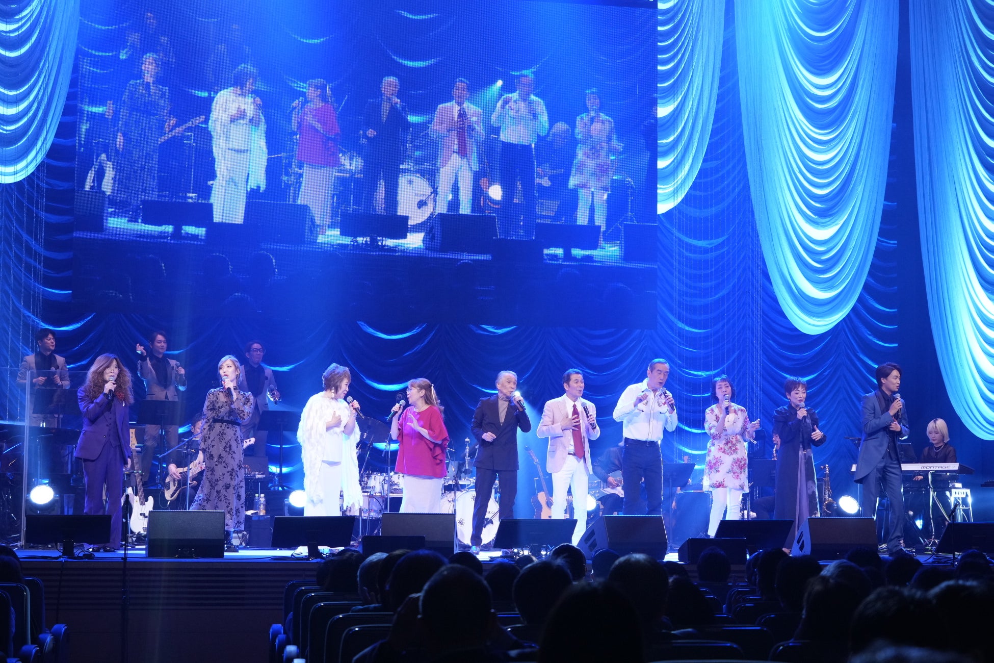 梅田修一朗が「月刊TVガイド6月号」に登場! 闇夜を感じさせる世界観の中でクールな表情&スマイルをお届け…購入者特典として、関東版を購入すると全3種ランダムで生写真がついてくる!