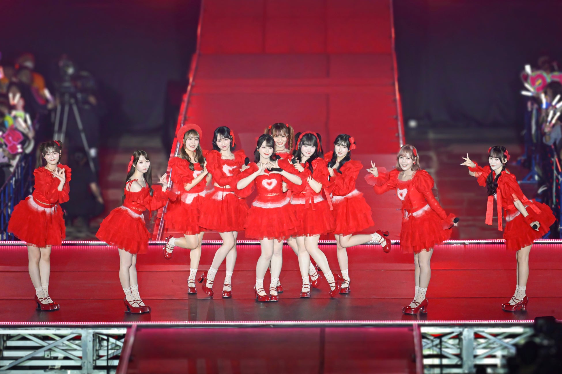 オニザワマシロ率いる4人組ロックバンド・超☆社会的サンダルのオフィシャルサイト兼ファンクラブをオープン!