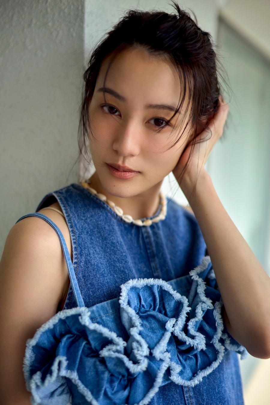 俳優のヴァシーリー・シュナイダーがショーメのジュエリーを着用し、カンヌ映画祭に登場