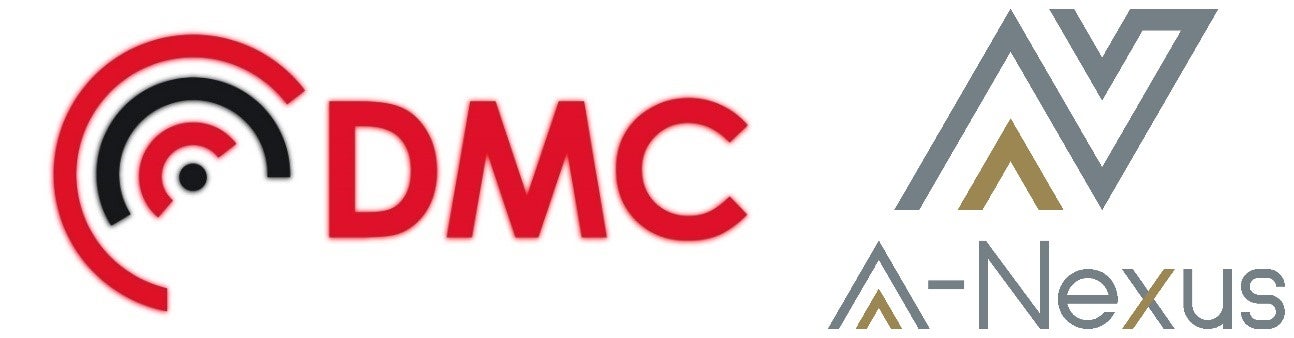 バンドメンバー4名の合計体重は555kg！沖縄発の歌謡曲パフォーマンス集団『デラックス×デラックス』とコラボしたオリジナル限定グッズが「くじラックオンライン」に登場！2025年６月20日（金）発売!