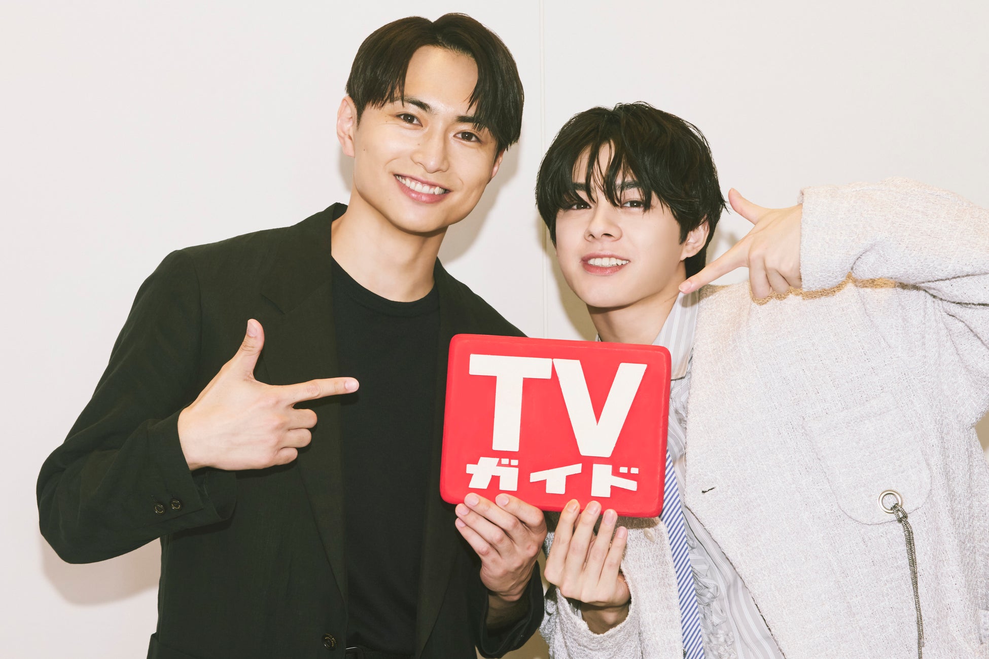 宇佐卓真＆平野宏周が「週刊TVガイド2025年7月18日号」に登場！ ブルーとオレンジの世界観で魅せるスクエア判生写真3種も決定！