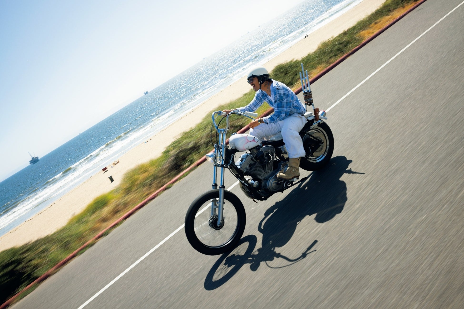 表紙・巻頭では、ちとせよしのをセクシー撮！ 「三十路グラドル」高橋凛の肉体改造グラビアにも注目!! 大人気のグラビア誌『sabra』第４号が７月1日に配信