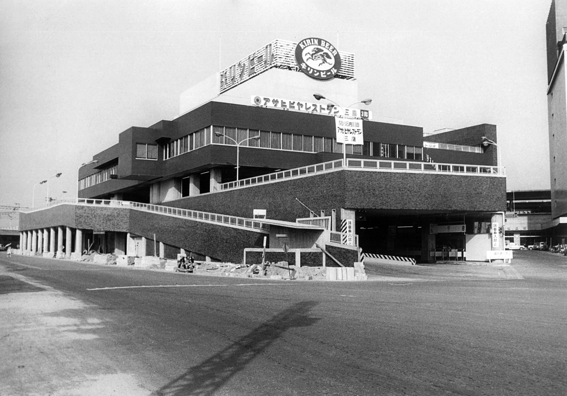 カンテレ×FODドラマ『ロンダリング』出演の菅井友香さんが100球以上投げこみの成果!華麗なフォームでファーストピッチ!FOD冠試合「応燕はFODで!ナイター」イベントレポート