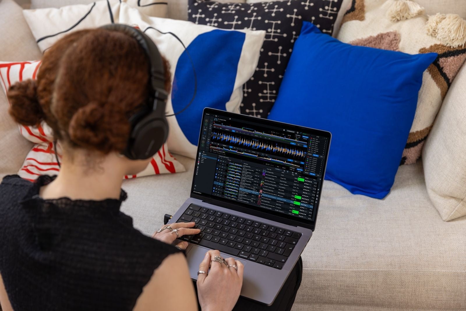 LOVE HAS NO LIMITチャリティグッズ第三弾　SNS世代が注目する覆面現代アーティストとの共創プロジェクト　USJ×COIN PARKING DELIVERY　コラボグッズを初公開！