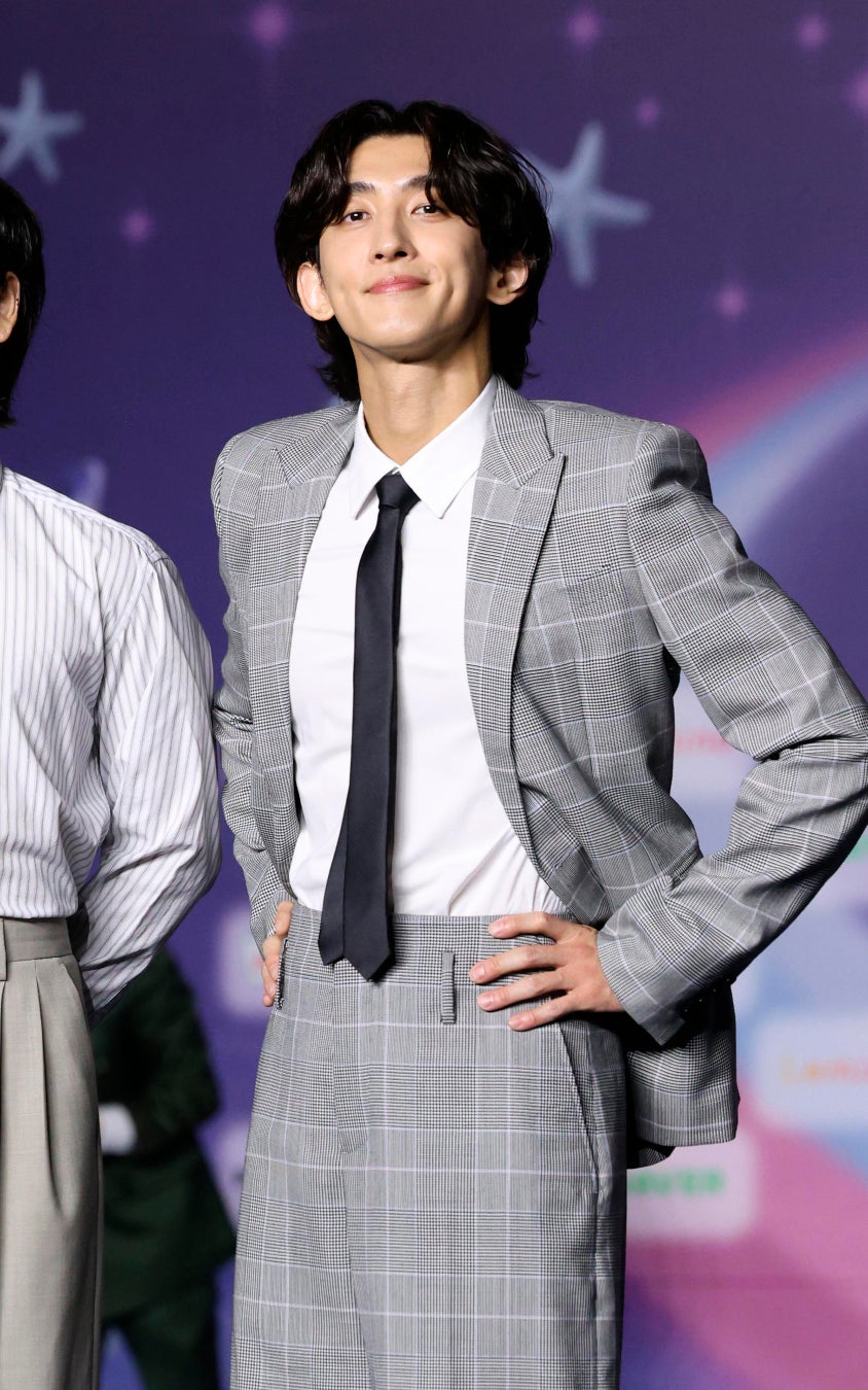 【McQueen】ジョセフ・クインがマックイーンを着用