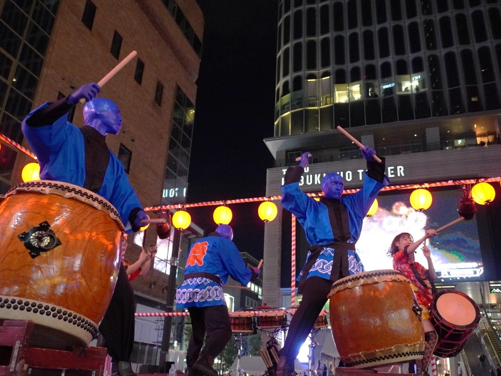 ブルーマン、歌舞伎町BON ODORIに電撃参戦! 東京おとめ太鼓とのコラボで会場が熱狂!