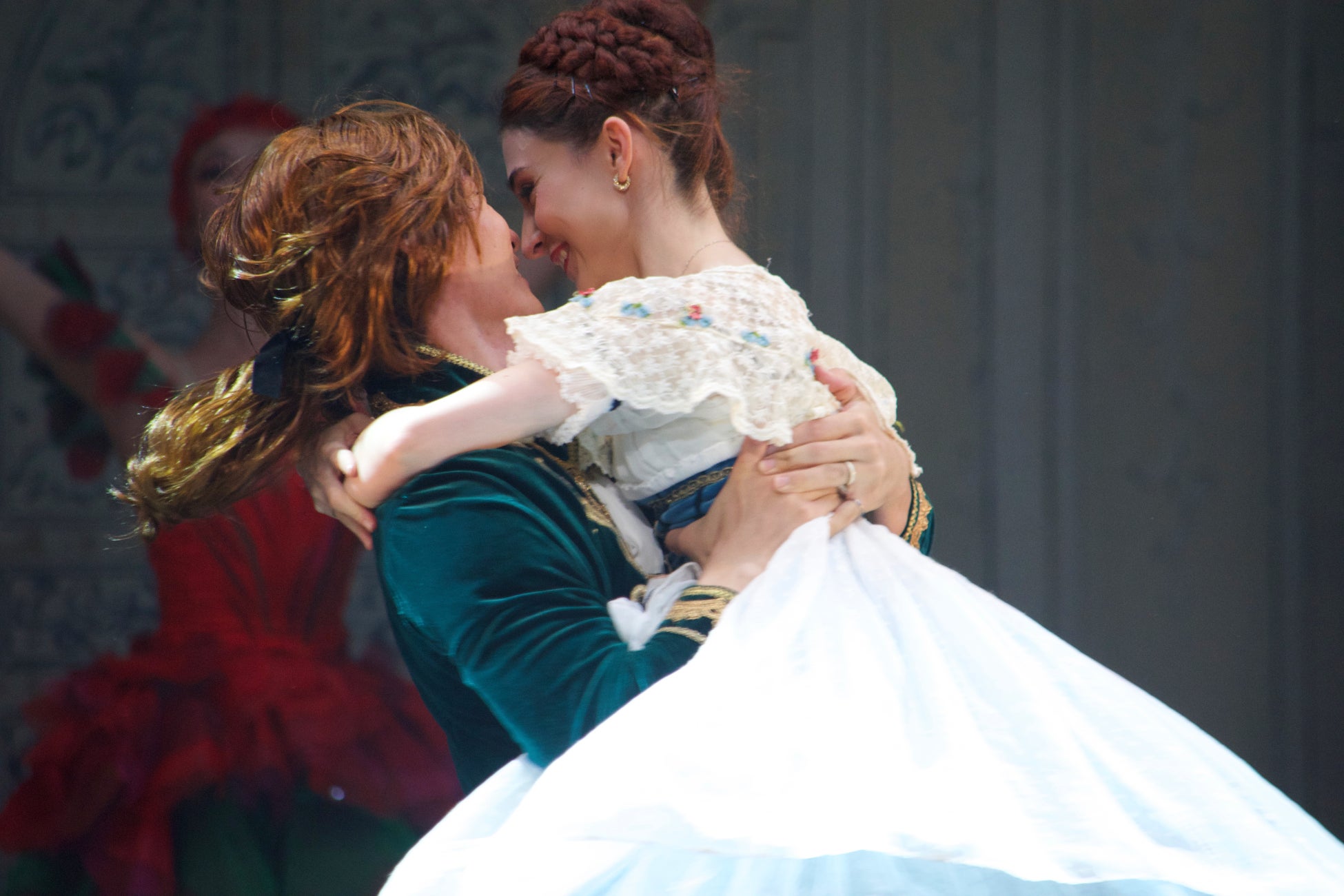 秋元真夏が山梨の自然を感じながら 甲州牛と山梨ワインでバーベキューを堪能！