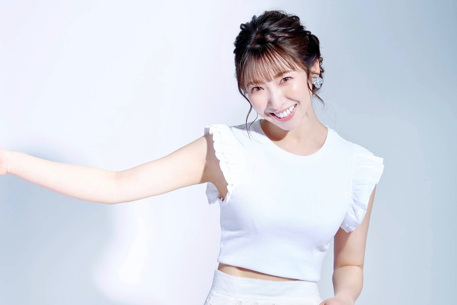 【取材風景をちょい見せ】40年間、推され続けるアイドル・浅香唯が巻頭に登場！「月刊スカパー！」2025年9月号が絶賛発売中！