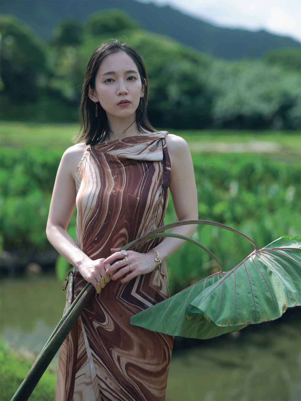 FRaU11月号 “まるごと一冊ウェルビーイング“号表紙は 吉岡里帆！　エネルギーが満ちるハワイで思いを紡ぐ。さらに夏帆、松本穂香、小野寺太志らが、『私のウェルビーイング』を語る。