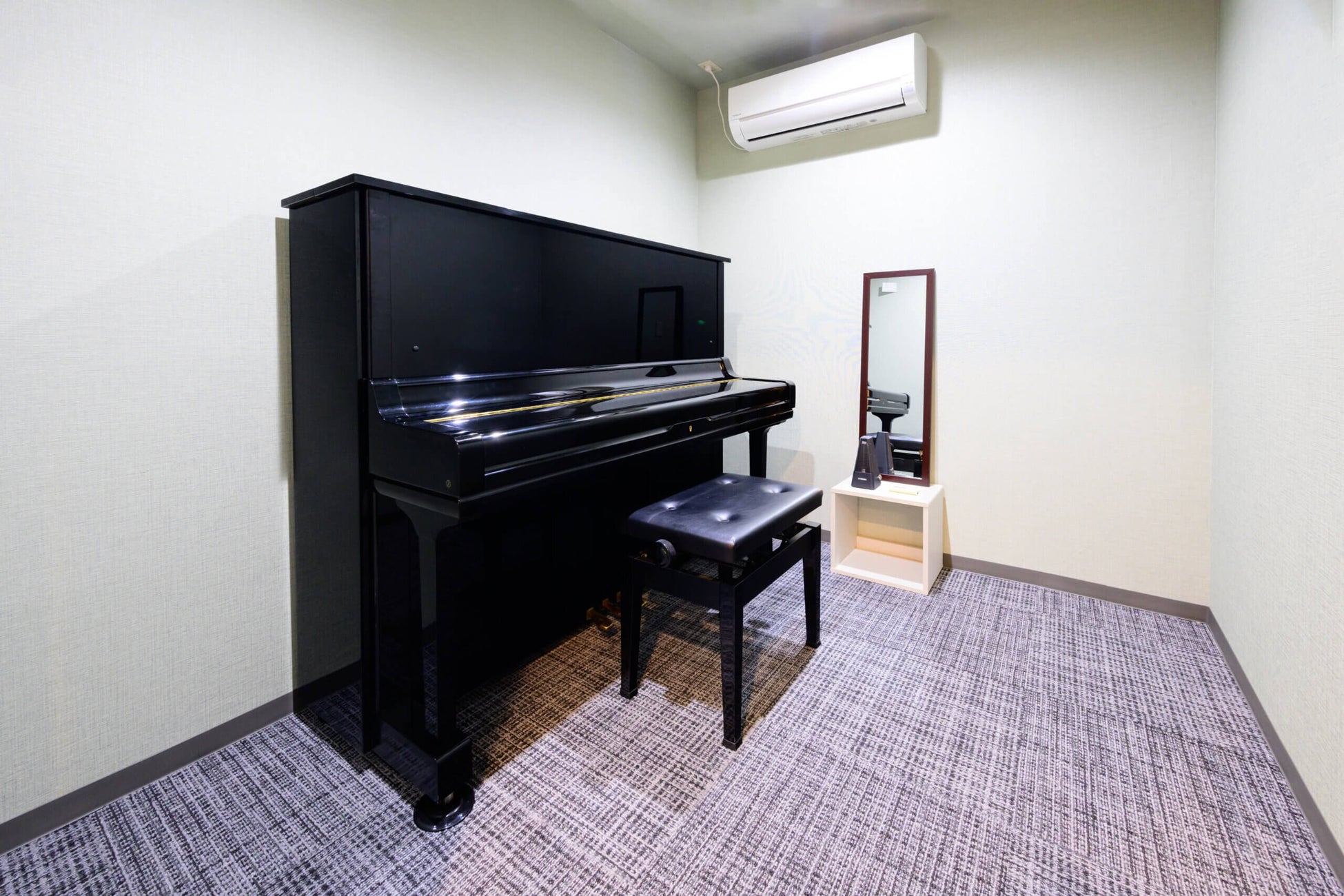 中華街、遊園地…デビュー20周年を迎えたGRANRODEOが思い出の地・横浜で大はしゃぎ! 期待のアニバーサリーブックから先行カット第2弾が解禁