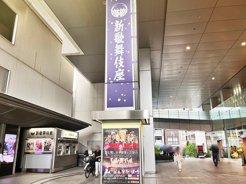 友近さんコラボの愛媛商品が大阪・新歌舞伎座に登場！