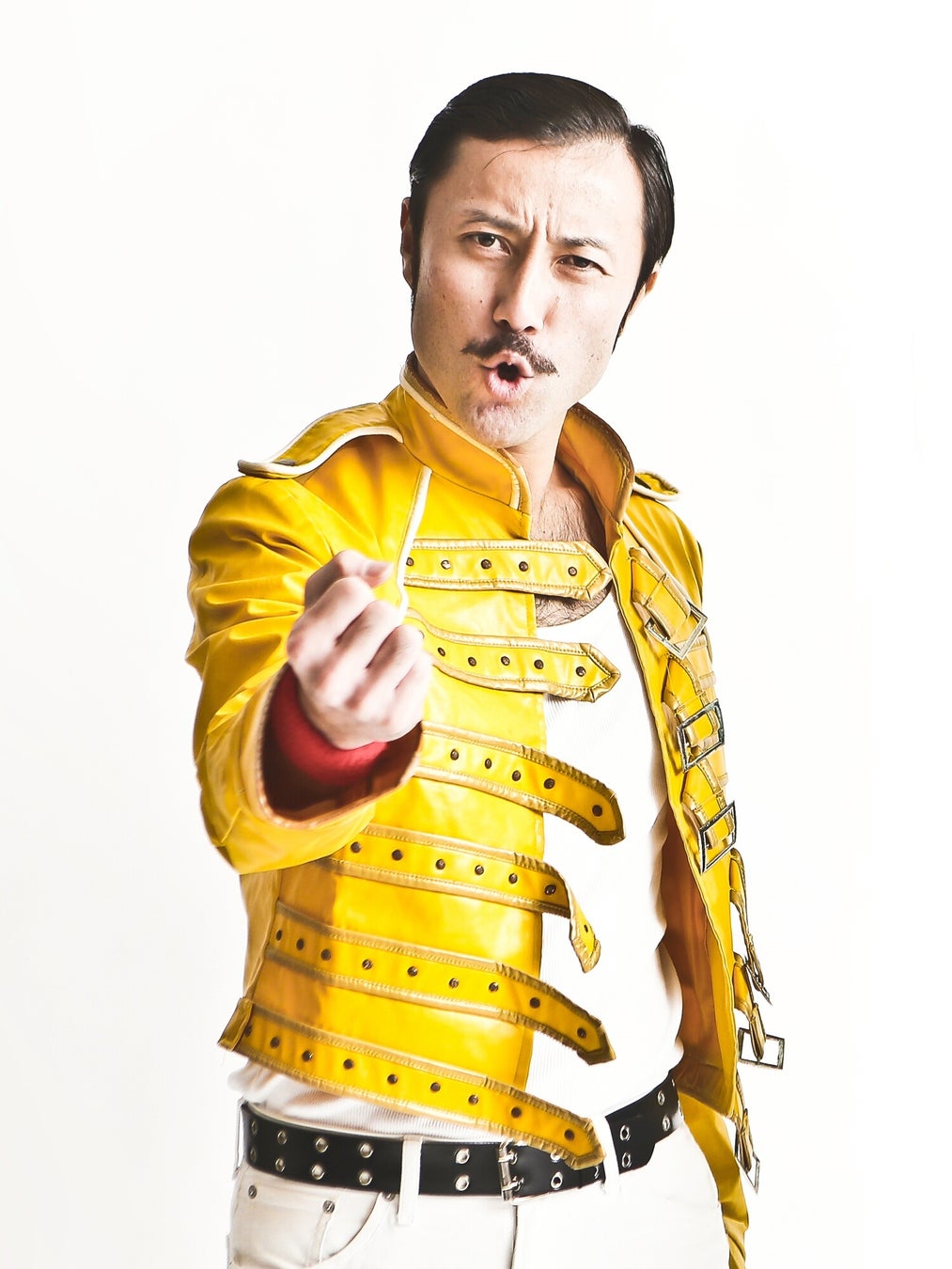 フレディ・マーキュリー リスペクト芸人のスベリィが、クイーンゆかりのトークゲスト、トリビュート・バンドを迎えてお贈りする「クイーンワールド」！