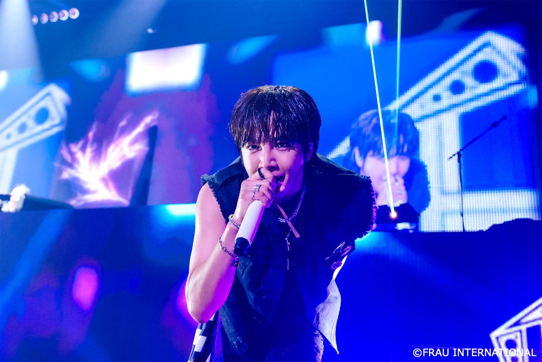 アーティストの軌跡とファンの想いを“再生”する動画チャンネル「REPLAY PROJECT Produced by au」第二弾公開、伝説のアーティスト「hide」が登場