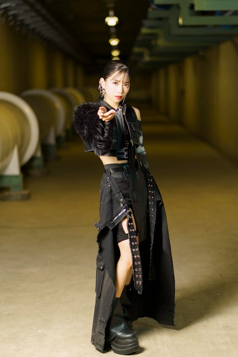 元欅坂メンバー佐藤詩織・鈴本美愉デザインのコラボTシャツを