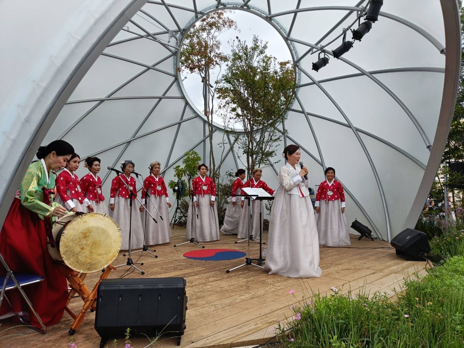 満島ひかりがロエベ 2026春夏 ウィメンズショーに来場