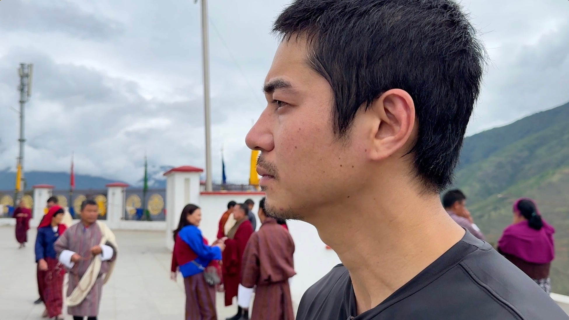 東出昌大、大胆な肌見せビジュアル披露で称賛＆ツッコミ続出！令和ロマン・くるまは海外ロケ中にM-1連覇を必死アピール「僕は日本人の中で一番面白い」／『世界の果てに、くるま置いてきた』#3