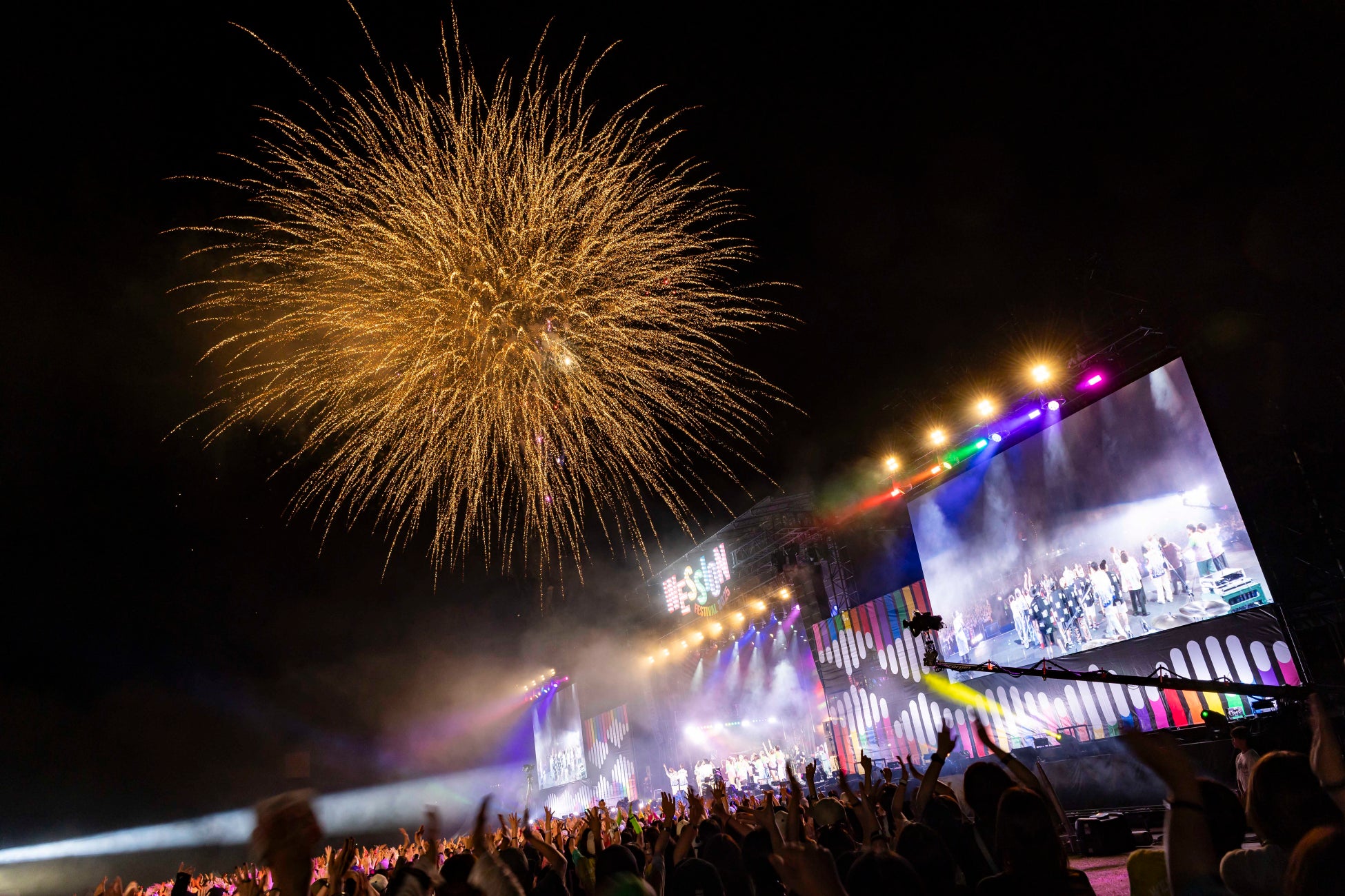 =LOVE 19thシングル『ラブソングに襲われる』がオリコン週間シングルランキング1位を獲得!!自己最高初週売上の33.3万枚を記録し、通算6作目のシングル1位獲得!