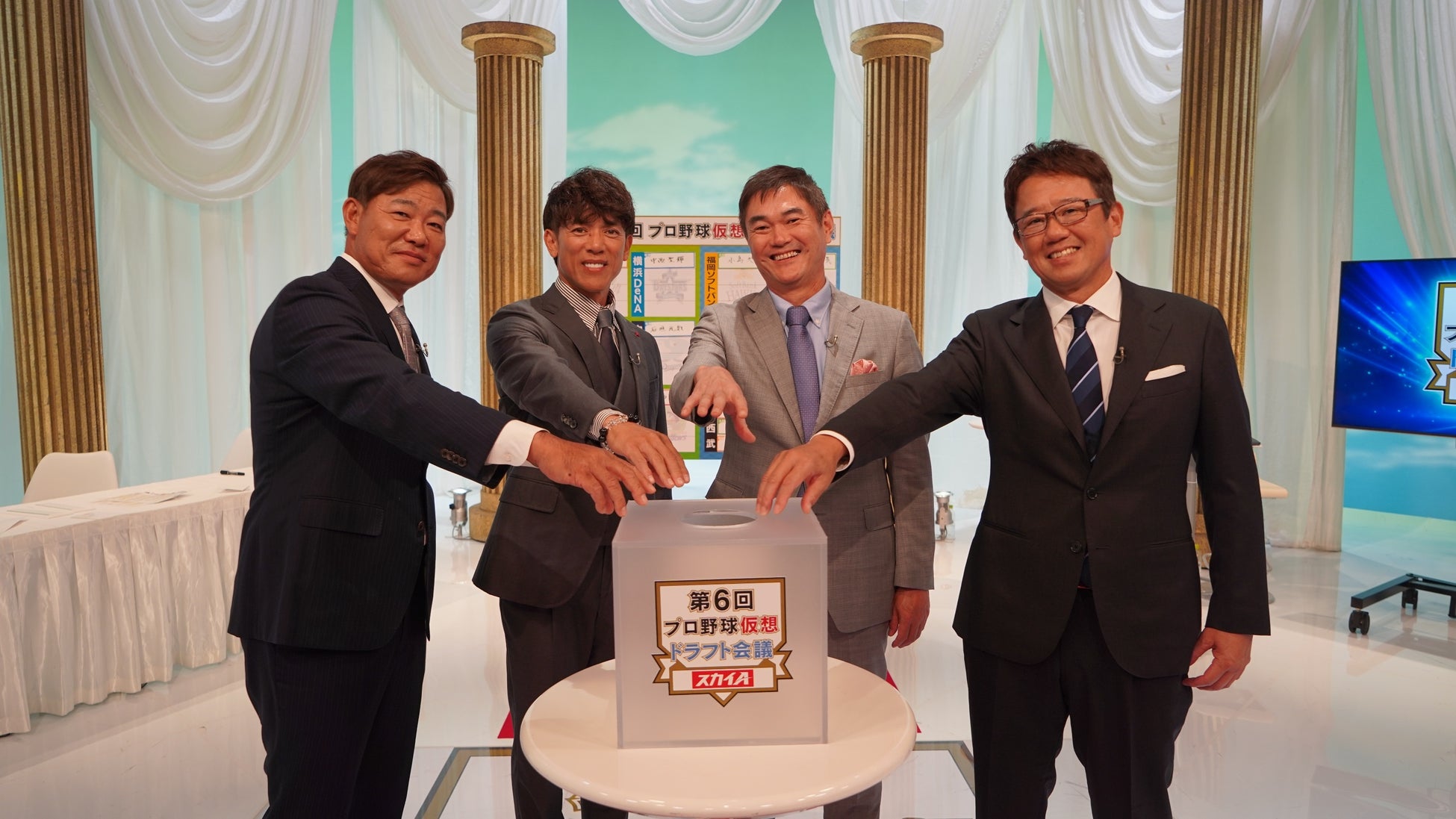 巨大化したさだまさしが、歌詞を忘れピンチの純烈を救う 巨大な感謝を込めてお届けする「ジャパネット利益還元祭」TVCM公開