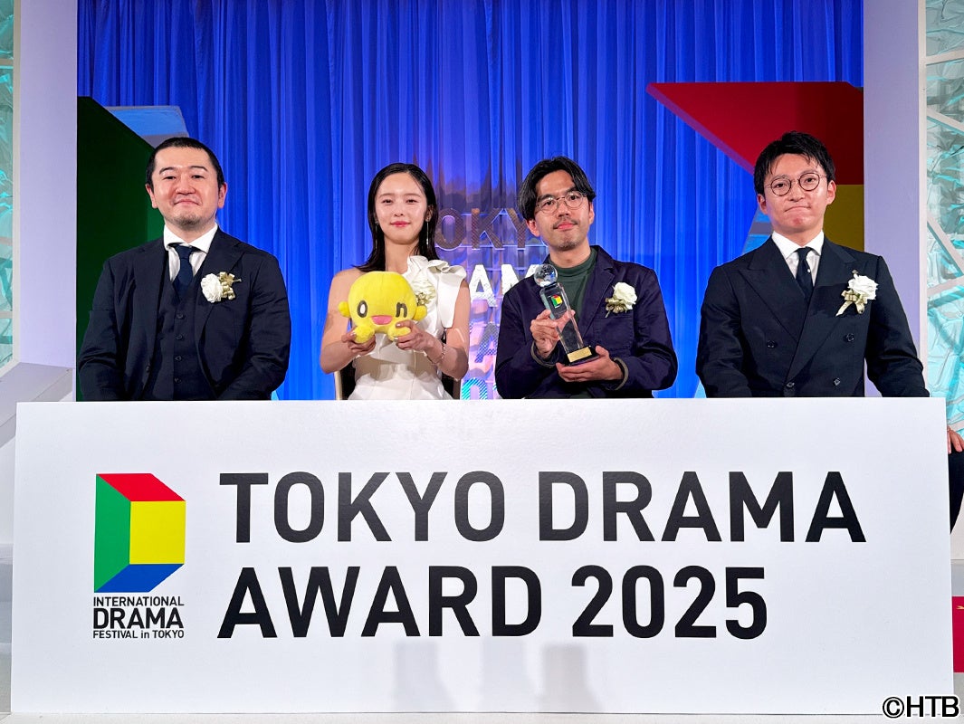 中古車情報メディア『カーセンサー』新CM 双子姉妹役の菜々緒さんとロバート秋山さんに加え、あのさんを起用!秋山さんが「LOVEマシーン」のメロディでダンスを披露