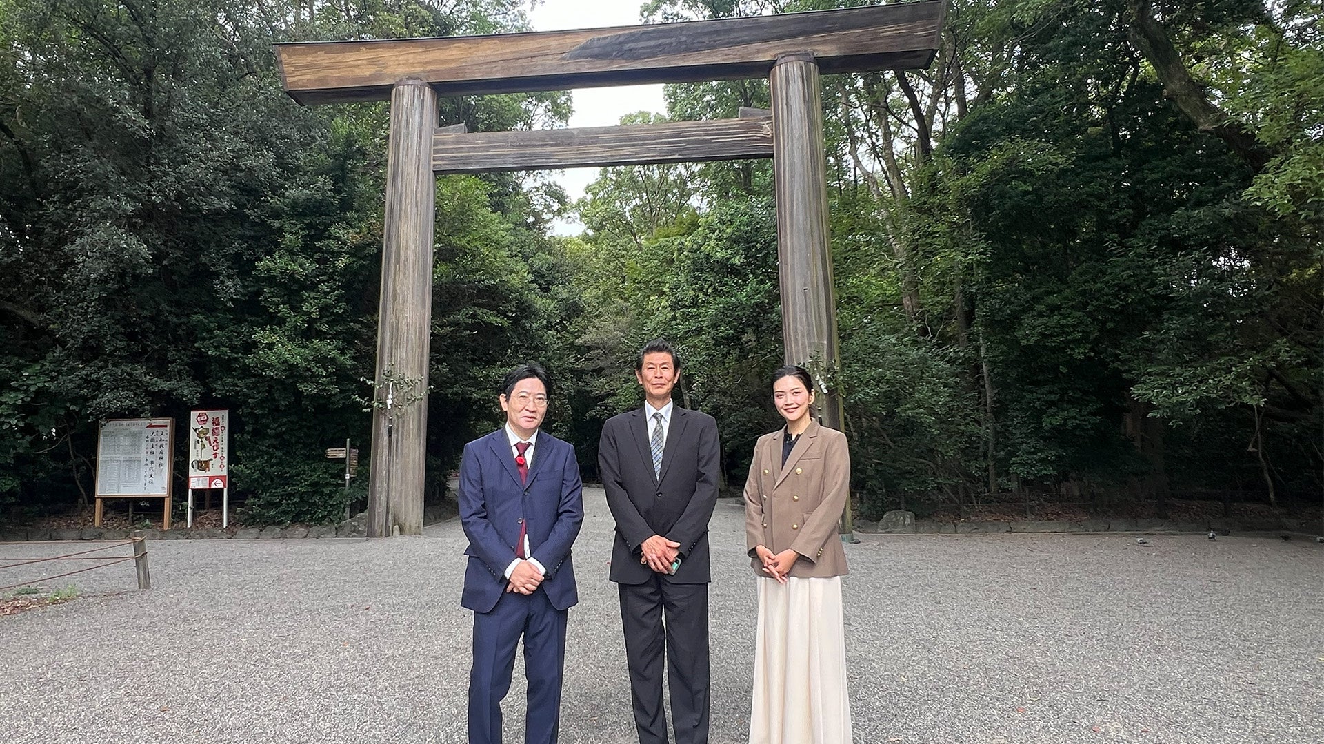 令和ロマン・くるま、人生の大先輩とラブホ風のベッドで添い寝！？ひろゆき、M-1芸人＆スタッフにガチダメ出し＆くるま「謎の言語を話す女性」から突如罵声を浴びて困惑／『世界の果てに、くるま置いてきた』#9