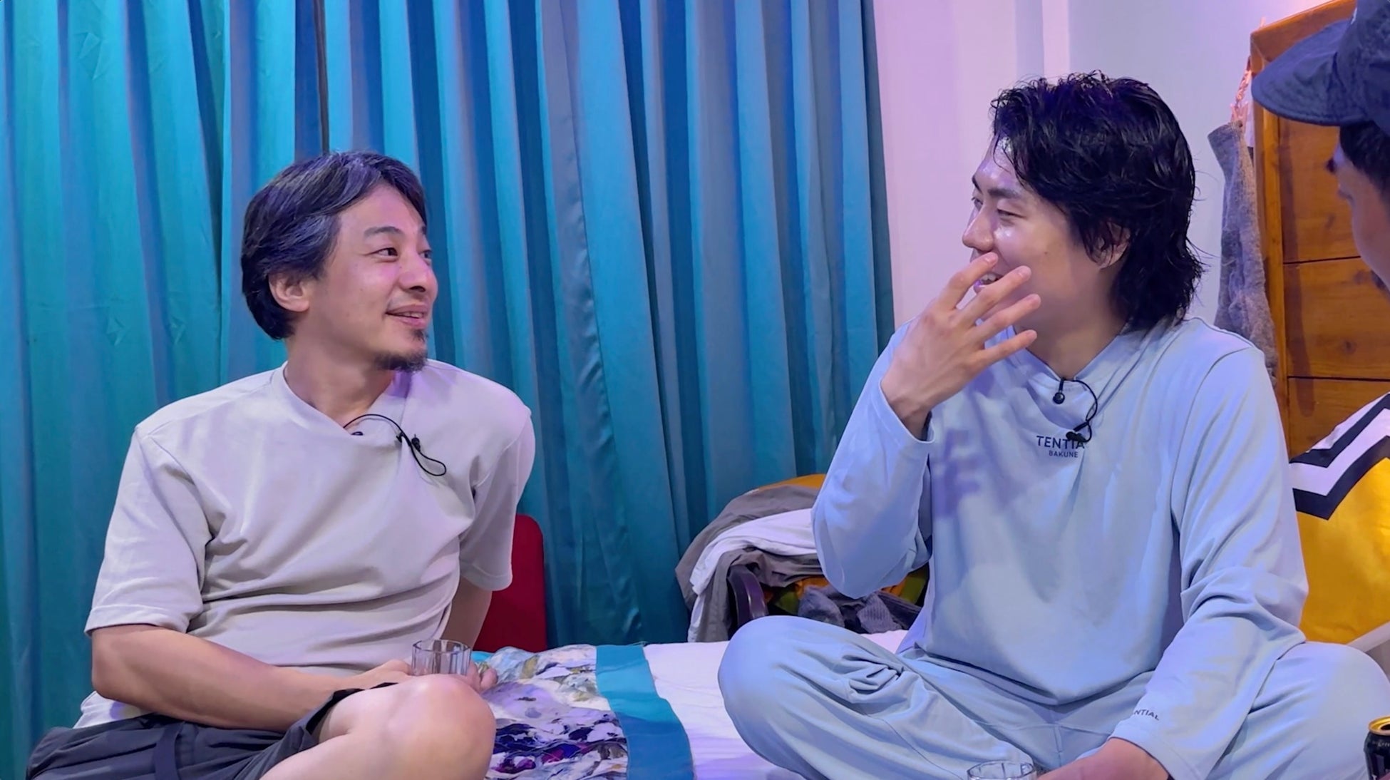 令和ロマン・くるま、人生の大先輩とラブホ風のベッドで添い寝！？ひろゆき、M-1芸人＆スタッフにガチダメ出し＆くるま「謎の言語を話す女性」から突如罵声を浴びて困惑／『世界の果てに、くるま置いてきた』#9