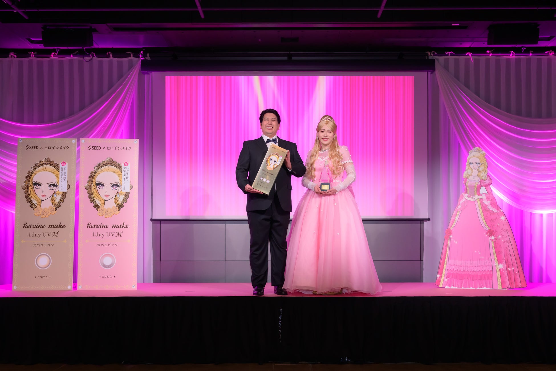 アイメイク発想のカラコン「ヒロインメイク 1day UV M」新色発表会 お笑いコンビ「レインボー」が“当日限り”の「輝く瞳アワード2025授賞式」に登壇！