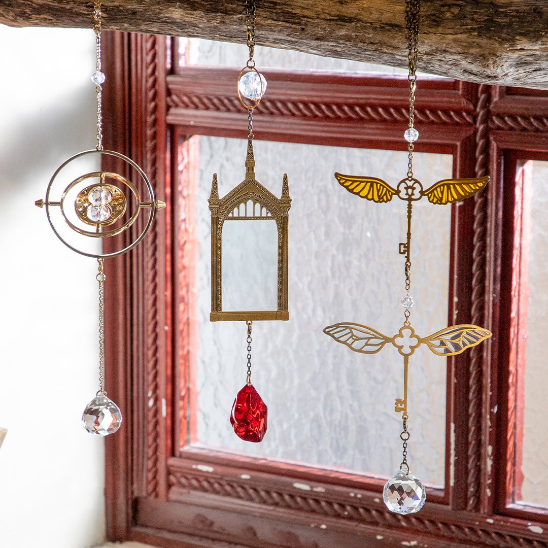 2025年12月5日(金)より「ハリー・ポッター　マホウドコロ」にて、映画『ハリー・ポッターと賢者の石』の公開25周年に先駆け、作中に登場するさまざまなアイテムをモチーフにした新商品を販売！