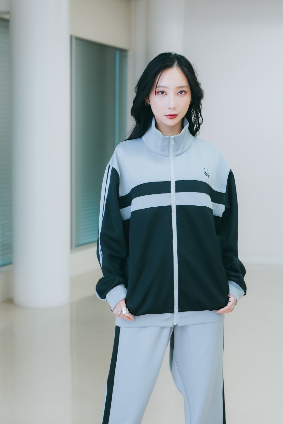 『バトル・ロワイアル』教師・キタノのセットアップジャージ　25年前の映画公開日12/16（火）より限定販売決定！ファーストサマーウイカ＆鈴木もぐら着用写真も公開！