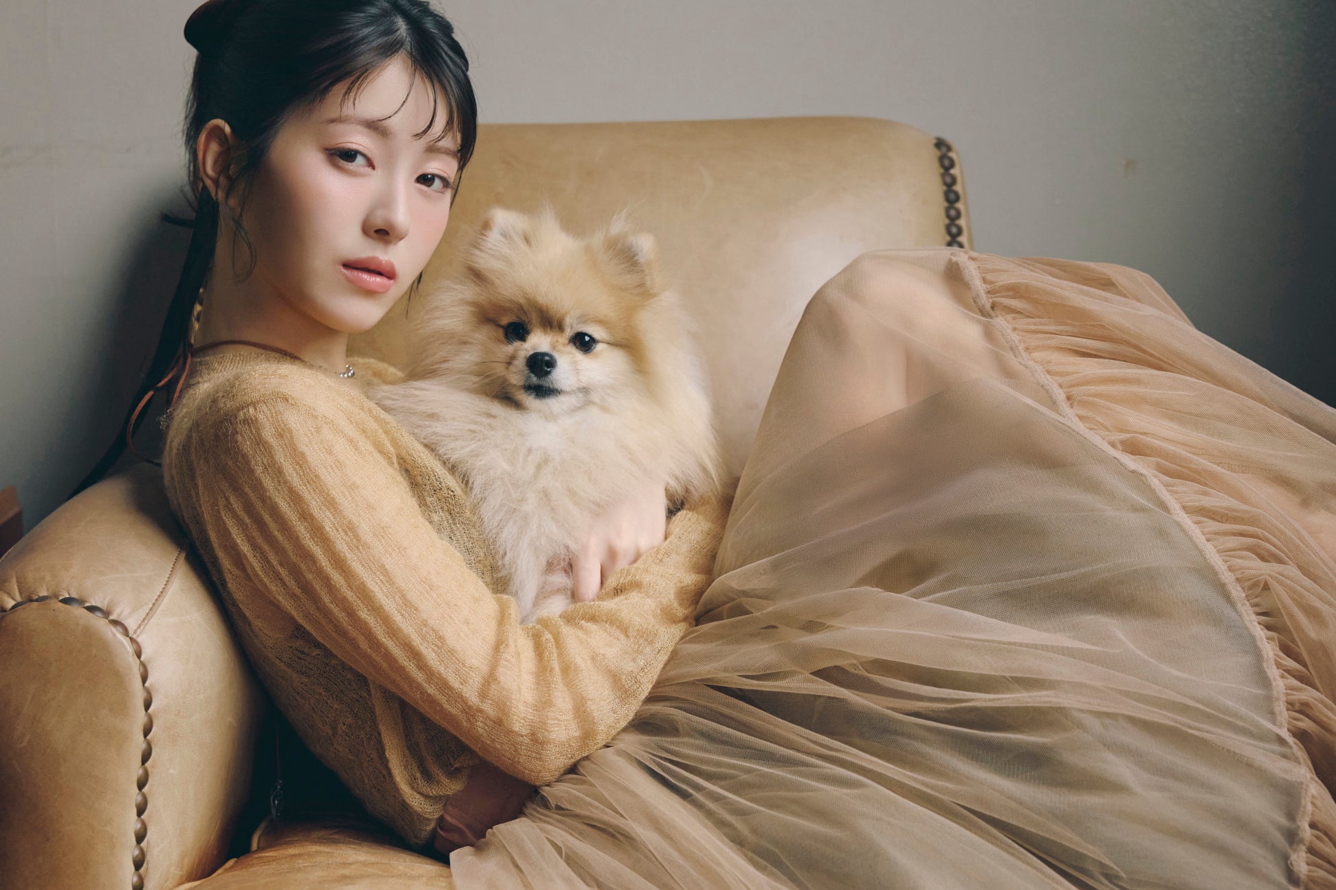 愛犬たちとのモードなカットで迎える新年度！浜辺美波カレンダー2026年4月始まりカレンダー発売決定！