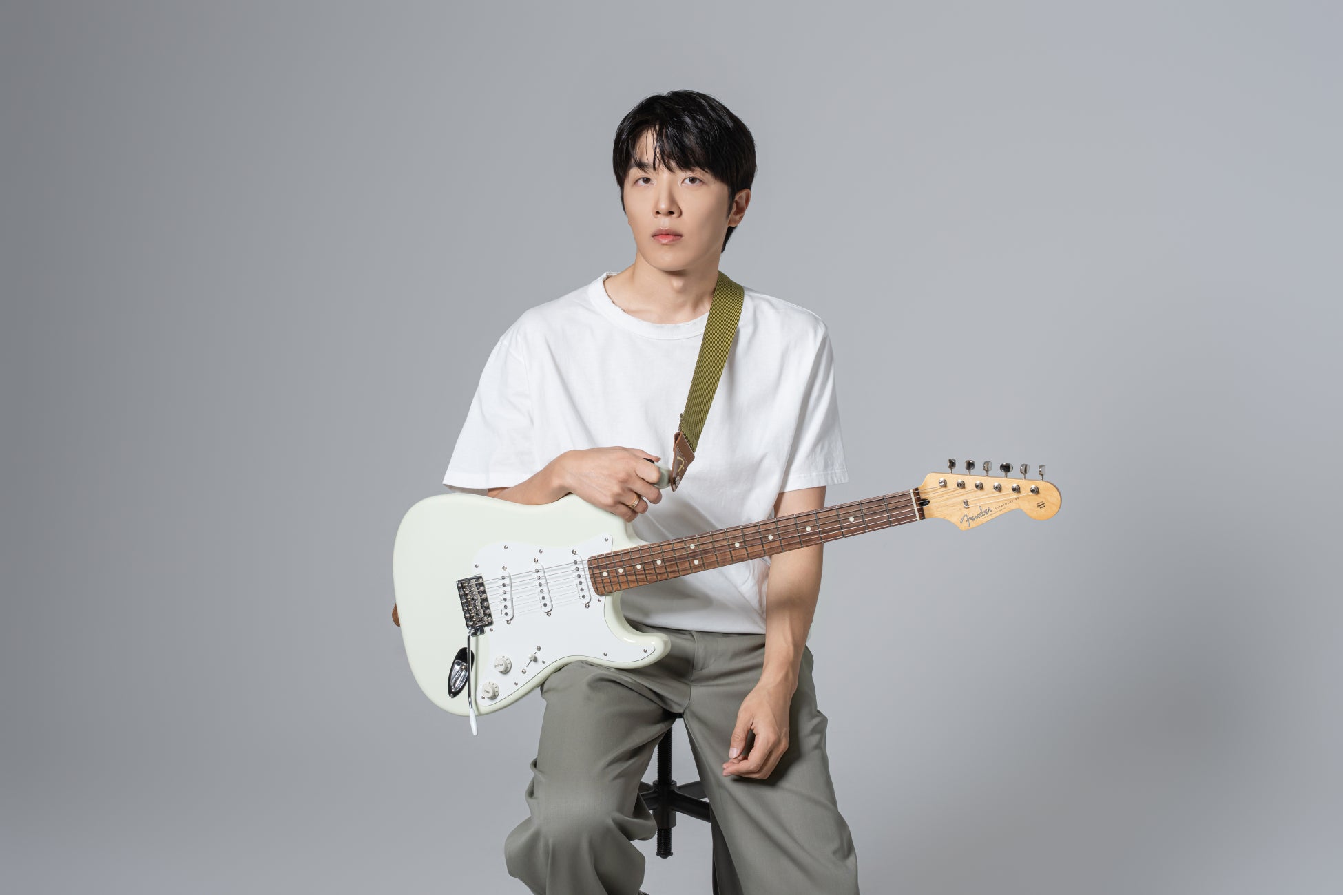 フェンダー、韓国人アーティスト初となるシグネイチャーモデル『JUKJAE Stratocaster® Baggy』 を発表2025年12月12日（金）発売