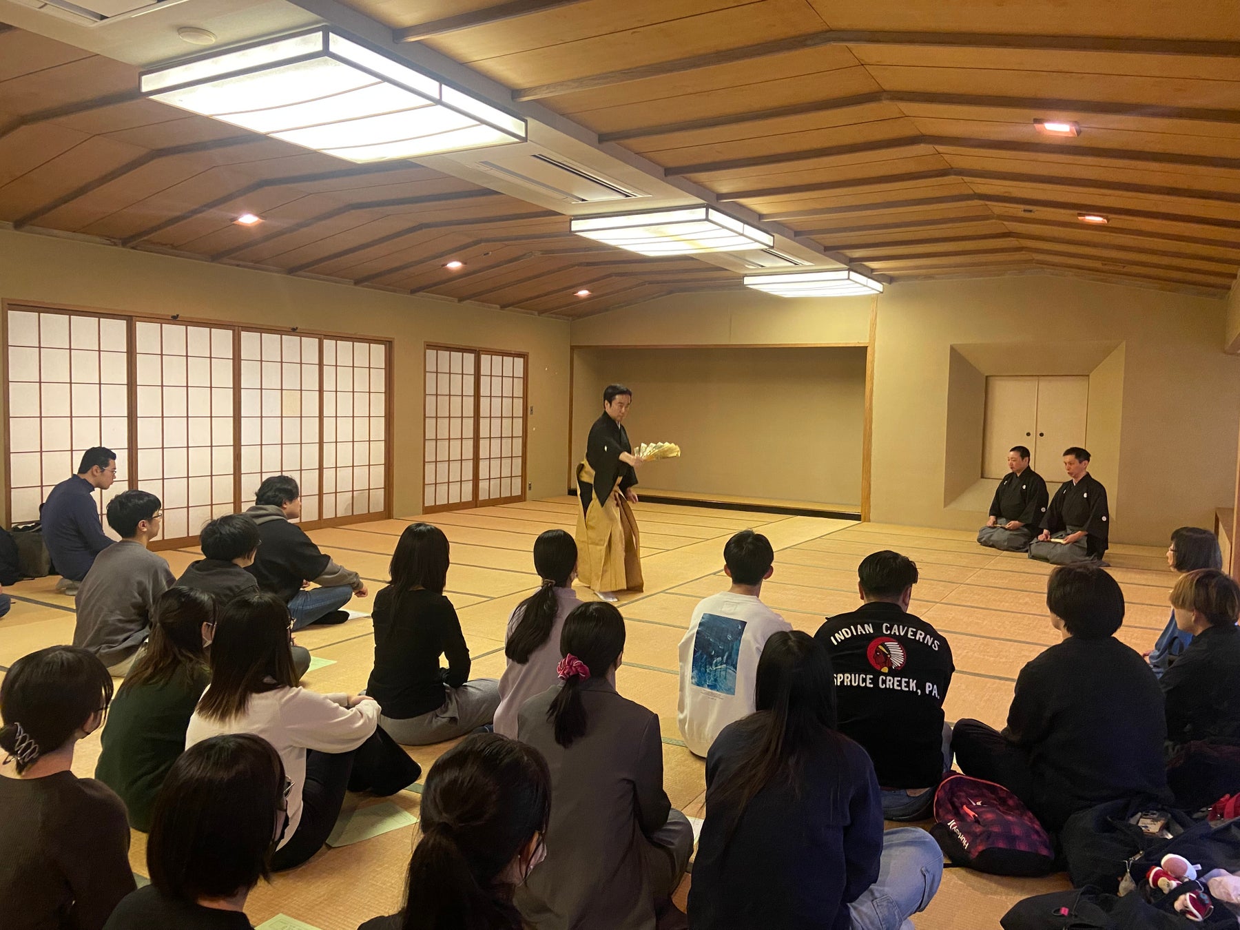 【武蔵野大学】本学独自の「授業改善トライアル」制度で伝統芸能の体験型学修を実現！　「山姥（やまんば）」は誰？　日本文学文化学科の学生が能・日本舞踊を体験